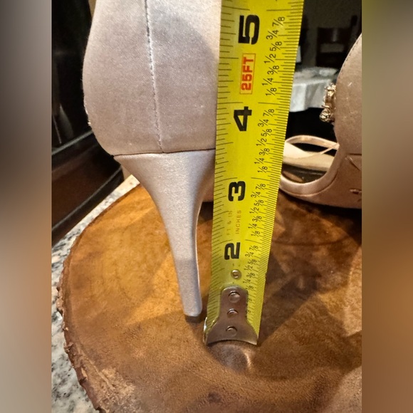 Badgley Mischka champagne heeled wedding / formal shoes. Box included - Picture 8 of 16